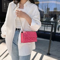 ショルダーバッグ チェーン スタイルの小さな正方形のバッグ女性のための 2024 春の新しいカジュアル通勤クロスボディバッグ女性のための