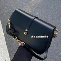 新しいファッションライト高級チェーン脇の下サドルバッグ多用途ショルダークロスボディバッグ女性のための