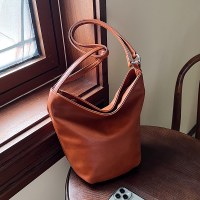 カジュアルな小さなバッグの女性の 2024 新しい多用途クロスボディバッグ軽くてシンプルなシングルショルダー脇バッグバケットバッグ
