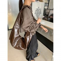 韓国のショルダークロスボディソフトレザーバッグ女性のための 2024 秋韓国版大容量通勤カジュアルバッグ