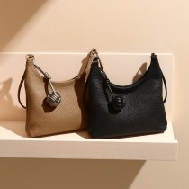 新しい 韓国 スタイルの脇の下バッグ、第一層牛革、ハイエンドファッションハンドバッグ、通勤シンプルニッチデザインショルダーバッグ
