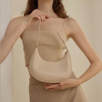 2024春夏新作脇の下バッグ、半月バッグ、シンプルで多用途なショルダーバッグ、テクスチャードバゲットバッグ、女性クロスボディバッグ