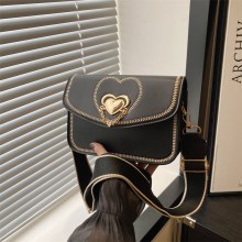 韓国ファッショントレンディなインスタイルラブハートショルダークロスボディバッグ 2024 夏新ワイドショルダーストラップ刺繍サドルバッグ