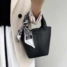 バッグ 2024 夏の新しいスタイルのファッションクロスボディバッグハンドバッグトレンディなインデザインテクスチャ多用途ショルダーバッグレディースバッグ