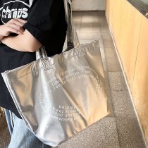 シルバー トートバッグ、ハイエンド、大容量、ポータブルショルダーバッグ、秋の女性の2024ニッチデザイン、多用途のレディースバッグ