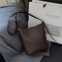 女性のための脇の下のバッグ 2024 秋と冬の新しいハイエンドのシンプルなバケットバッグ多用途気質ショルダーバッグ