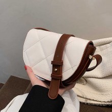 サドルバッグ 2024 本革半円ブロードバンドシングルショルダー牛革レディースバッグ新しい女性のハイエンドニッチクロスボディバッグ