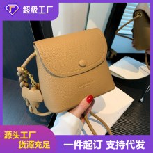 カジュアルレトロ小さなバケットバッグ 2024 新しい女性のバッグ人気の多用途クロスボディバッグファッション通勤小さなスクエアバッグ