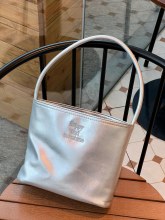 女性のためのバッグ 2024 新しいスタイルトレンディな春のファッション刺繍多用途カジュアル脇の下バッグハイエンド外国スタイルのショルダーハンドバッグ