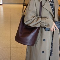 冬の新しい第一層牛革バケットバッグ、独立したニッチデザイン、シンプルなクロスボディレディースショルダーバッグ、本革