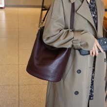 冬の新しい第一層牛革バケットバッグ、独立したニッチデザイン、シンプルなクロスボディレディースショルダーバッグ、本革