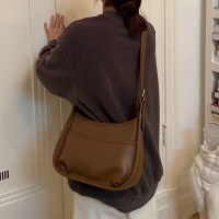 女性用バッグ 2024 新しいミニマリスト脇の下バッグトレンディな韓国のシックなシンプルなレトロ多目的サドルバッグ