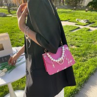 女性のためのバッグ 2024 春夏の新スタイルファッショナブルな外国スタイルナショナルスタイルシングルショルダー小さなスクエアバッグパールチェーンニッチクロスボディバッグ