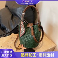 今年の人気の小さなバッグの女性の新しいファッション多用途ショルダークロスボディバッグポータブルバケットバッグ