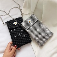 ダイヤモンドと輝くチェーンショルダークロスボディバッグがいっぱいのカジュアルストリート、トレンディでファッショナブルで光沢のあるパーソナライズされた携帯電話バッグ
