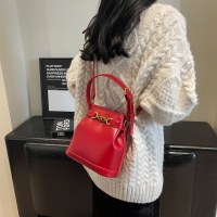 春バケットバッグレトロファッションショルダーバッグレディースハイエンドロックバックルクロスボディバッグ大容量通勤