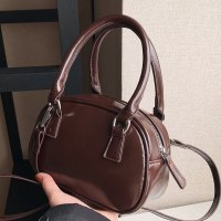 韓国スタイルのボストンスモールバッグ、秋冬の新しいポータブル脇の下バッグ、ファッショナブルで多用途なボウリングバッグ、シングルショルダークロスボディバッグ