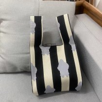 かわいい手持ちフライング織りトートバッグ、ニットバッグ、多用途のオリジナルニッチパーソナライズランチボックスバッグ、オープントップトレンディなレディースバッグ