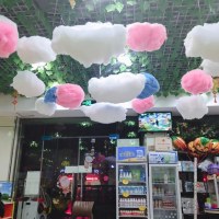 カラフルな綿の雲の装飾小道具は、白い雲の吊り下げ幼稚園のウィンドウショッピングモールの学校の店舗レイアウトをシミュレートしました