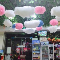 カラフルな綿の雲の装飾小道具は、白い雲の吊り下げ幼稚園のウィンドウショッピングモールの学校の店舗レイアウトをシミュレートしました