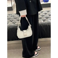 春と夏の新しいチェーンバッグ女性のための 2024 ニッチ三日月バッグデザインステッチショルダーバッグ通勤クロスボディバッグ女性のための