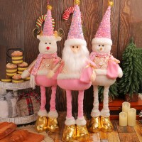 さまざまなクリスマススタンディング伸縮人形、ホテルの窓のクリスマス雪だるま、ヘラジカの人形、人形の装飾