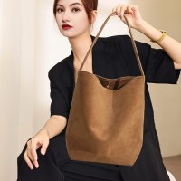 レディースバッグニッチ多用途ポータブルショルダーバッグソリッドカラー通勤大容量ハイエンドフロストレザーバケットバッグ