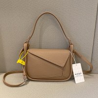 アーバンファッションシンプルな小さなスクエアバッグニッチデザイン2023初春の新しい気質多用途の女性のクロスボディバッグ