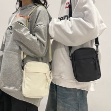 小さなショルダーバッグイントレンディなブランドショルダーバッグメンズスポーツとレジャー小さなバックパック女性のシンプルな新しいクロスボディバッグ