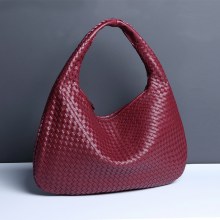 2024 春夏の新三日月レディースバッグ織ハンドバッグ大容量シンプルな多用途クロワッサンバッグ