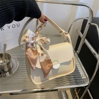 脇の下バッグ女性のための夏 2024 新しいトレンディなファッションチェーンバッグ小さな正方形のバッグシングルショルダークロスボディバッグ