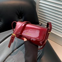 秋冬の新作スモールバッグ、今年人気の トレンド レディースバッグ、パテントレザー光沢ショルダーバッグ、シンプルレタードクロスボディバッグ