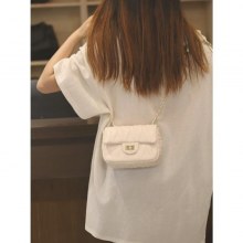 女性のためのテクスチャードクロスボディバッグ2024新しいネットセレブフランスニッチデザインデザインセンスが今年人気で多用途なファッション