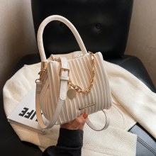 2024 ハンドヘルドプリーツバッグ女性の夏の新しいトレンディなファッションニッチバケットバッグ多用途インガールバッグ