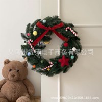 クリスマス リース、小さな赤い本、同じクリスマスの弓、松葉杖、毛皮のボール、完成したギフト、雰囲気の装飾