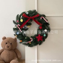 クリスマス リース、小さな赤い本、同じクリスマスの弓、松葉杖、毛皮のボール、完成したギフト、雰囲気の装飾