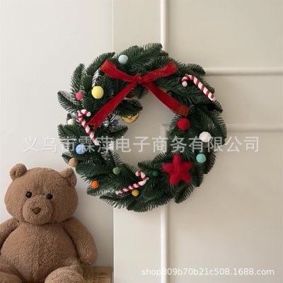 クリスマス リース、小さな赤い本、同じクリスマスの弓、松葉杖、毛皮のボール、完成したギフト、雰囲気の装飾