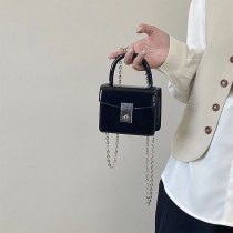 ニッチデザイン ロック 小さなスクエアバッグ女性のための 2024 新しいパテントレザーファッショナブルなスクエアチェーンショルダーバッグクロスボディバッグトレンディ