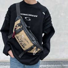 アメリカのトレンディなブランドのメンズクロスボディバッグ、アウトドアトラベルチェストバッグ、機能的なポータブルウエストバッグ、オートバイライディングバッグ、バックパック