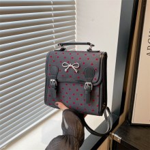 日本のレトロカジュアルバックパック女性の 2024 夏の新しいファッション通勤人格学生小さなバックパッククラス用