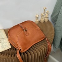 2024 女性用英国レトロサドルバッグ、ハイエンドクロスボディバッグ、ニッチデザイン、外国風ショルダーバッグ、多用途