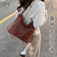 女性のためのレトロな通勤バッグ 2024 秋と冬の新しいシングルショルダー蝶脇の下バッグマルチキャリー方法大容量バックパック