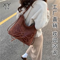 女性のためのレトロな通勤バッグ 20 24 秋と冬の新しいシングルショルダー蝶脇の下バッグマルチキャリー方法大容量バックパック
