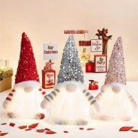 スパンコールの帽子と発光装飾品で飾られたクリスマスの顔のない人形かわいい小人ルドルフ