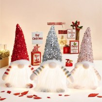スパンコールの 帽子 と発光装飾品で飾られたクリスマスの顔のない人形かわいい小人ルドルフ