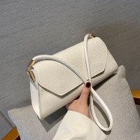 人気のレトロなバゲット脇の下バッグ女性のための 2024 新しいトレンディなインターネット有名人のシングルショルダーポータブル小さな正方形のバッグ