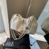 ソリッドカラープリーツ脇の下バッグ女性の2024夏の新しいソフトレザー多用途チェーンクロスボディバッグ