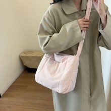 ニッチ万能バッグ シングルショルダー クロスボディ レディースバッグ 大容量 シンプルでファッショナブルな 2024 春新作 ダウンコットンバッグ