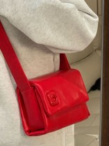 2024年夏新作の女性用ハイエンドテクスチャークラウドバッグ、今年人気のニッチデザイン、多用途なシングルショルダークロスボディバッグ トレンド