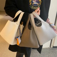 新しいカラーブロックの野菜かごバッグ、本革のバケットバッグ、小石の入った第一層の牛革、シンプルで多用途な女性用ハンドバッグ